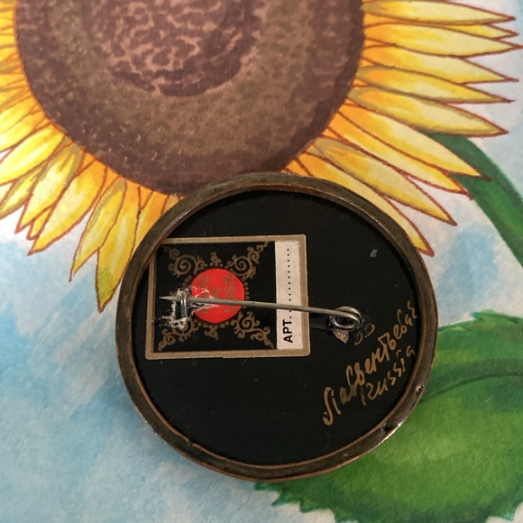 Vintage Russian hand painted floral brooch. - Picture 2 of 5